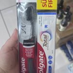 پک دوعددی مسواک ذغالی به همراه خمیر دندان colgate
